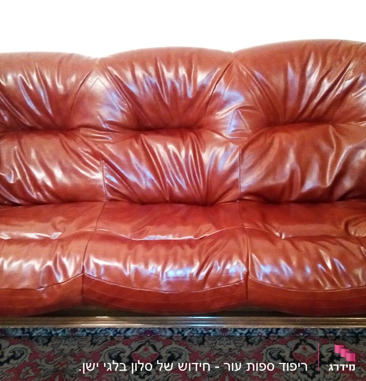 ספה חומה מרופדת בעור עם כריות מרופדות